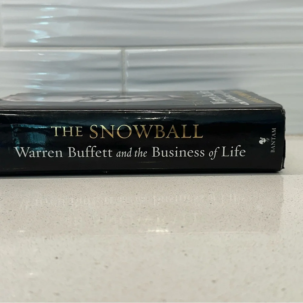 The Snowball: Warren Buffett and the Business of Life - Hardcover